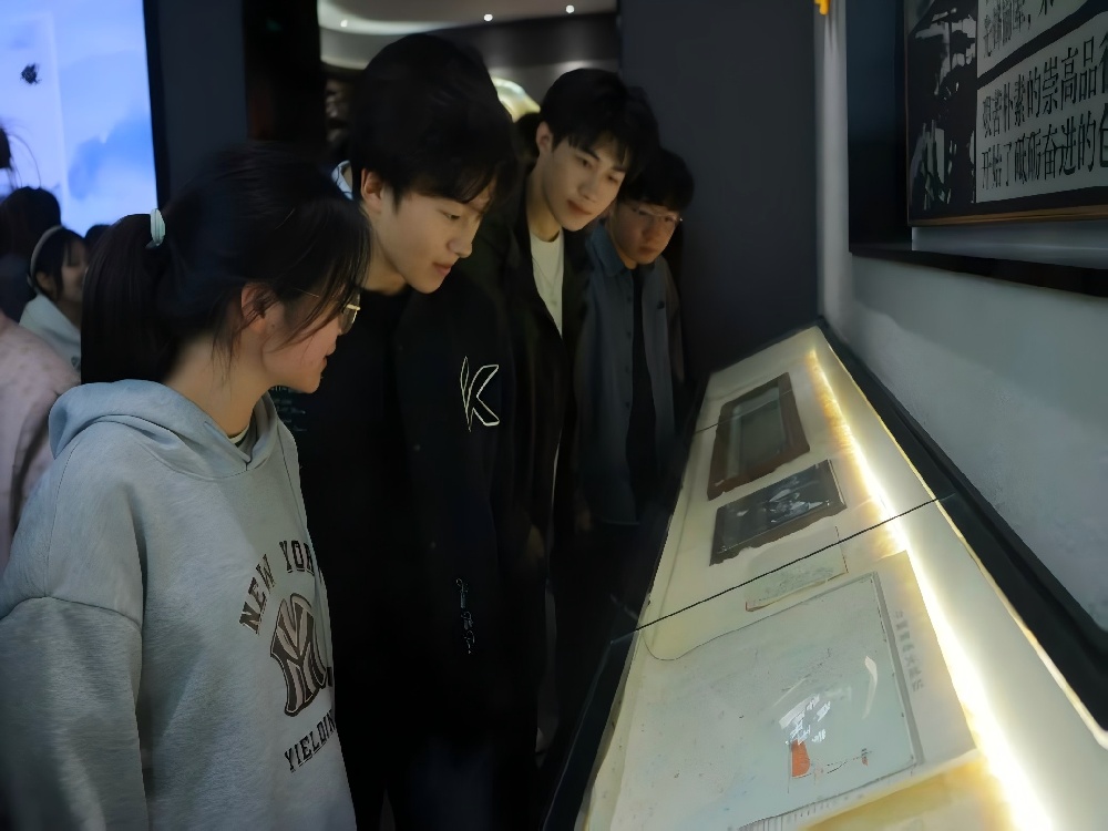 LEADERLǧfWľ͘IcУ@ǻ۹ܼ