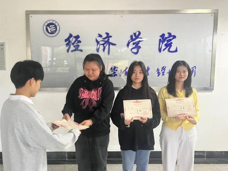 Ϲ̌W(xu)Ժ(jng)(j)W(xu)ԺװAPPekW(xu)h׷΢⡱vِ